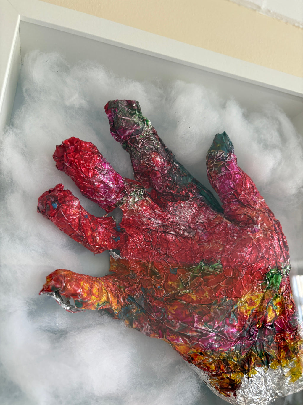 Shadow Box Mystery 3 - Red hand - box frame - 27 x 27 x 6 cm