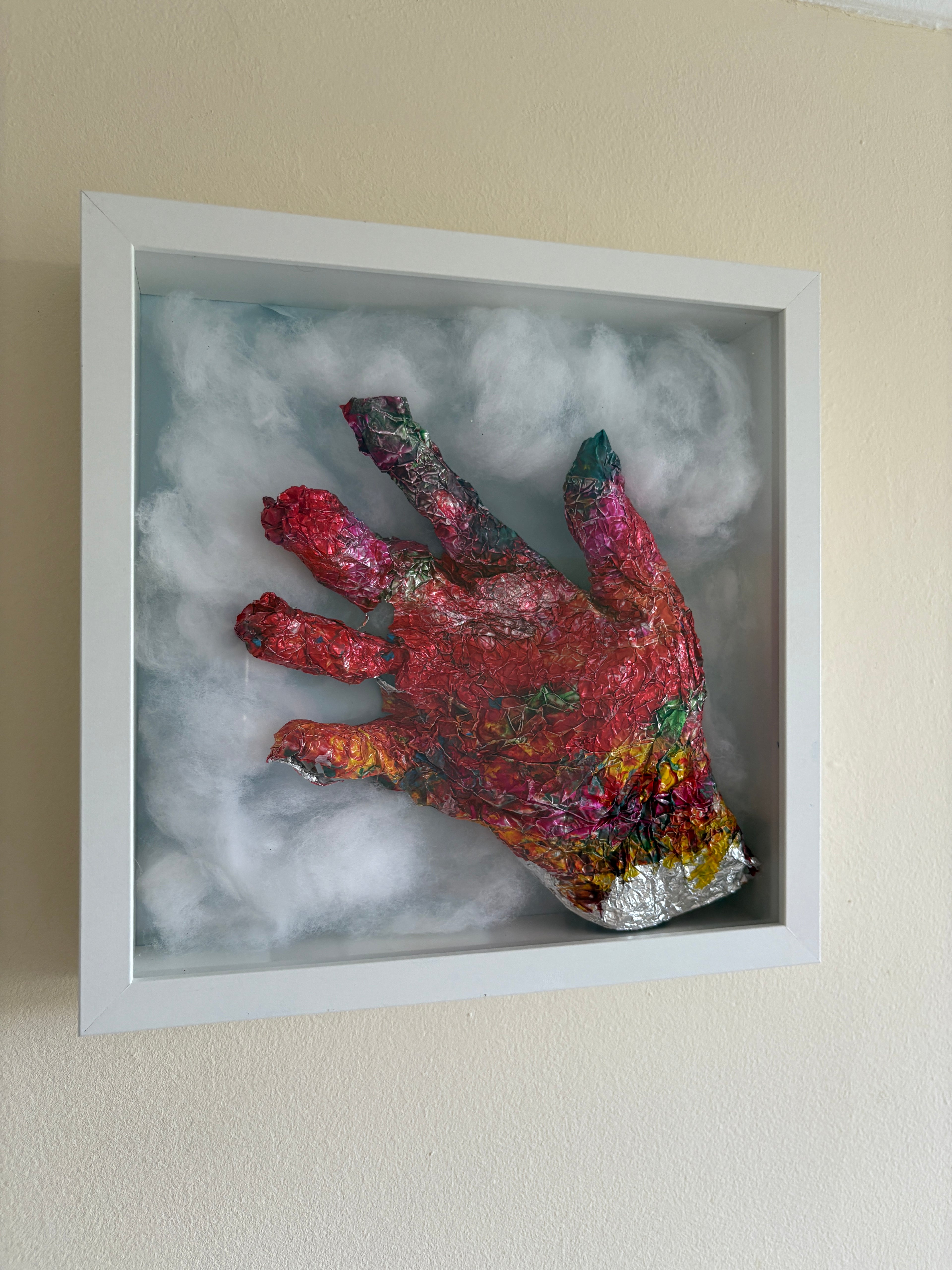 Shadow Box Mystery 3 - Red hand - box frame - 27 x 27 x 6 cm