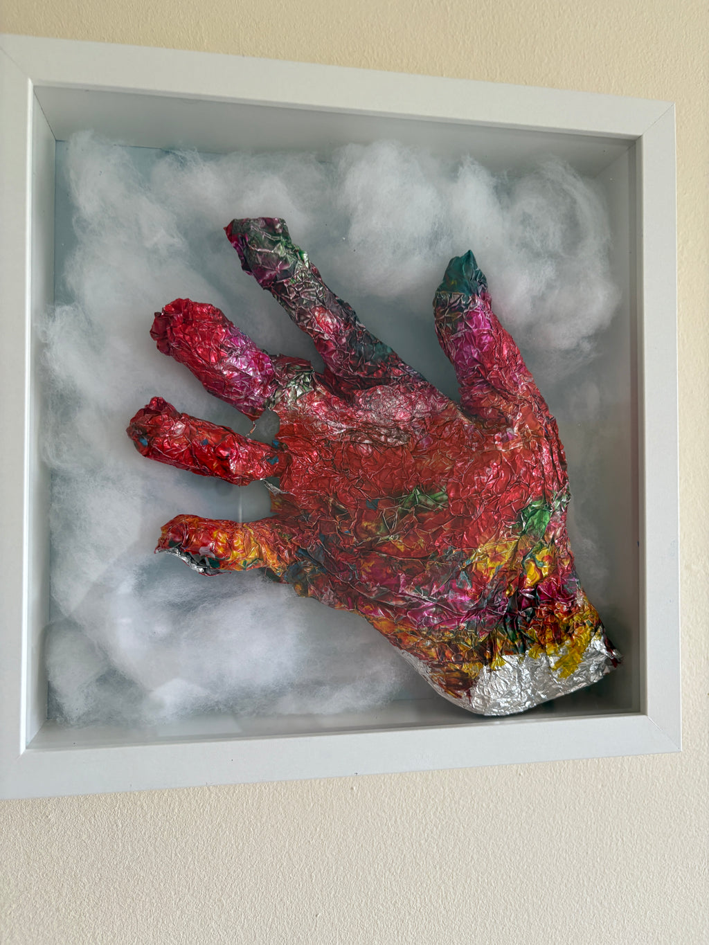 Shadow Box Mystery 3 - Red hand - box frame - 27 x 27 x 6 cm